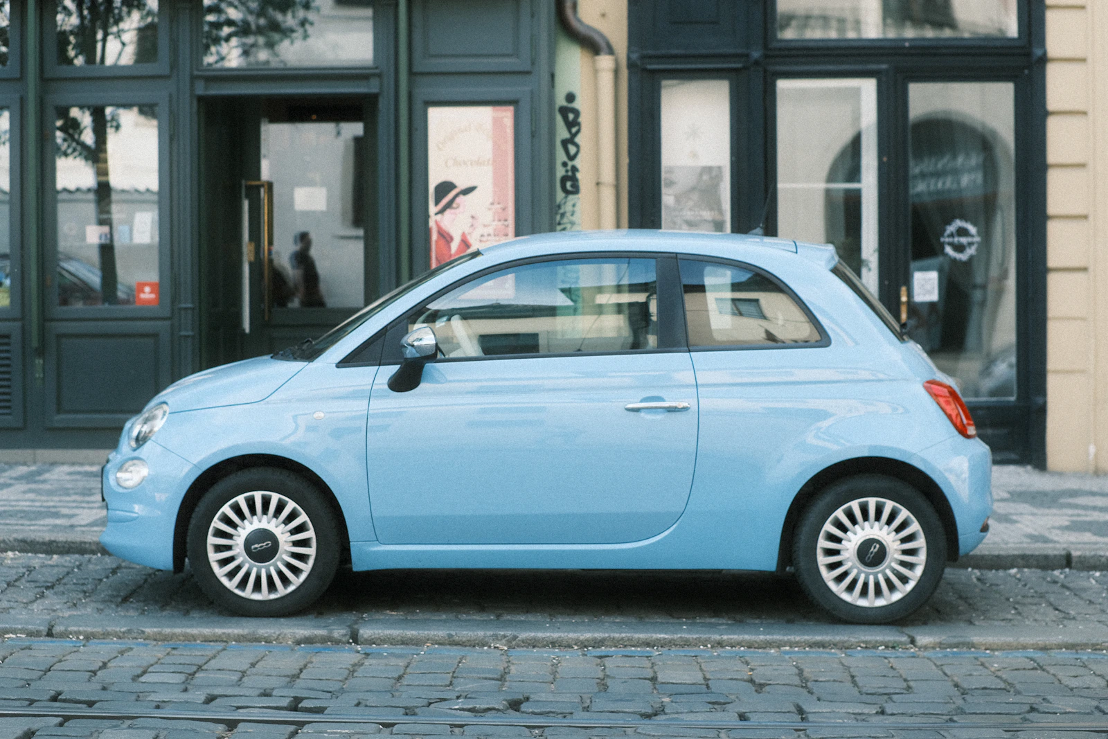 City car azzurra parcheggiata in una strada di città